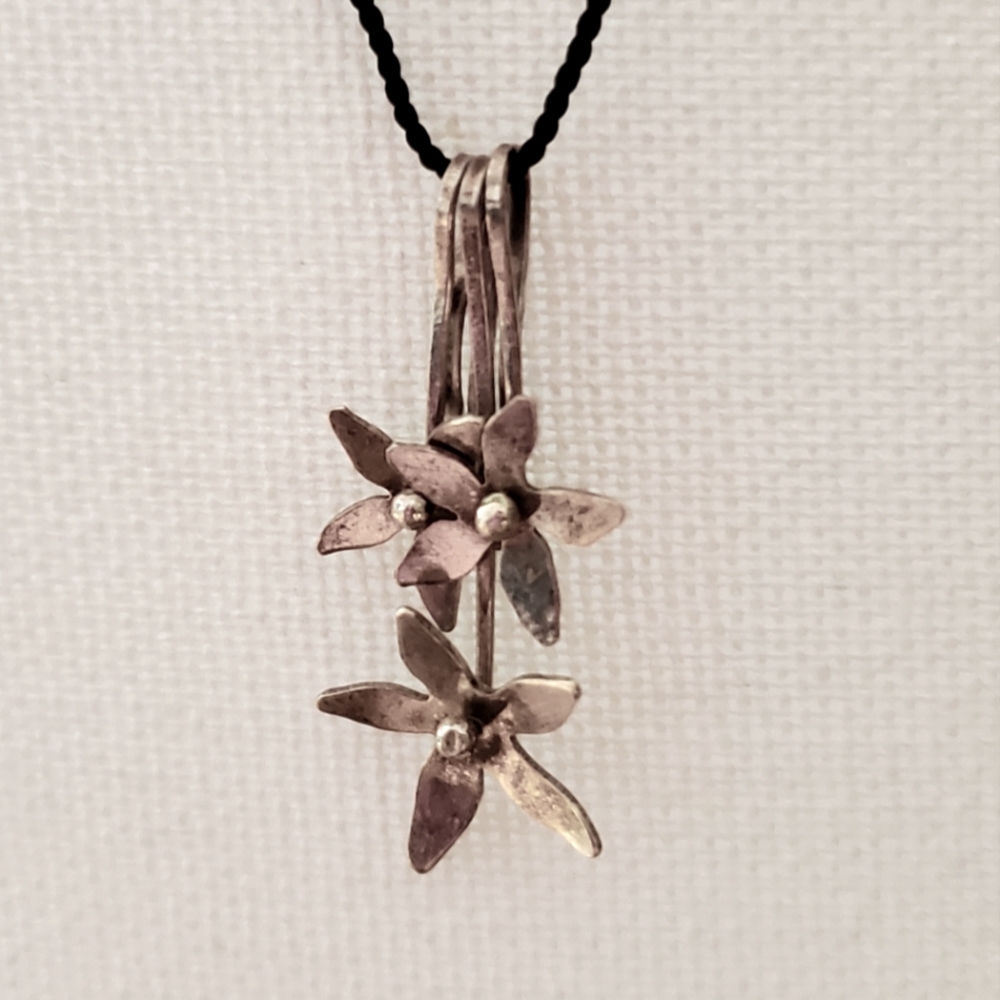 Flower pendant necklace